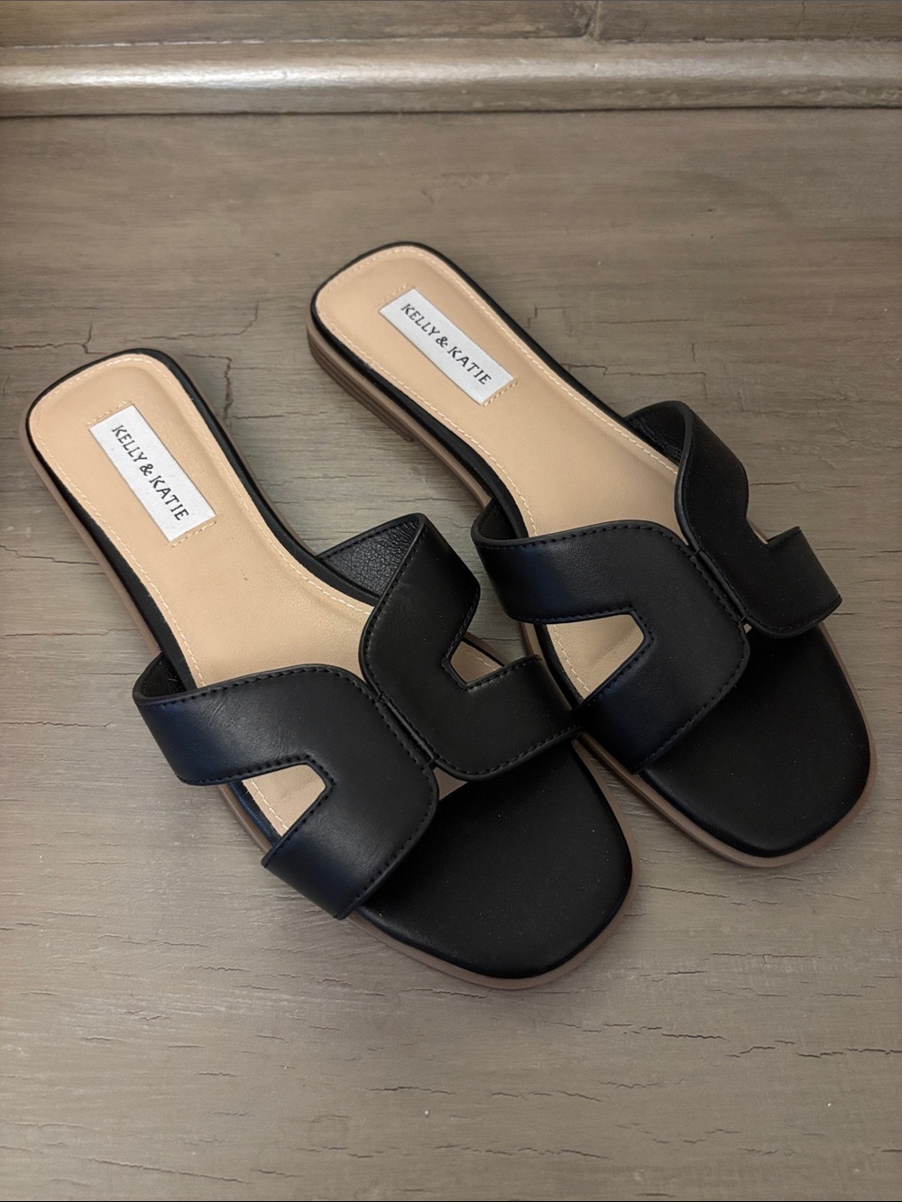 Kelly & Katie Black Size 9 black leather flat sandals, NWOT